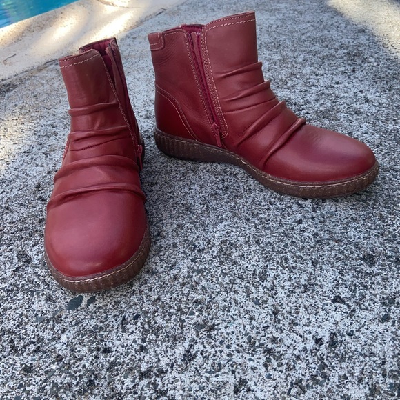 Clark’s Women's Red Ankle Boots - Picture 5 of 5